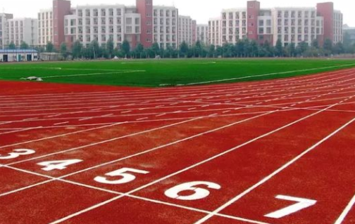 塑胶跑道，可以全天候使用，由橡胶或PU颗粒等材料组成