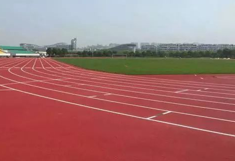 塑胶地坪厂家有多年的施工经验，可以测量塑胶跑道上运动场的厚度。